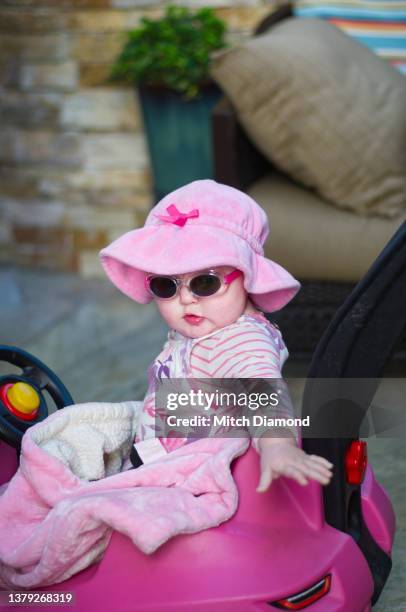 baby girl wearing sunglasses - baby in sunglass stockfoto's en -beelden