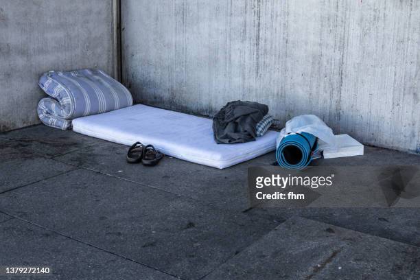 homeless camp - obdachlosigkeit stock-fotos und bilder