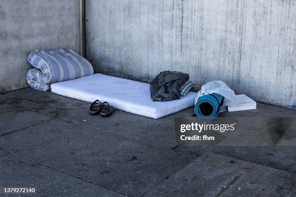 homeless camp - homelessness stockfoto's en -beelden