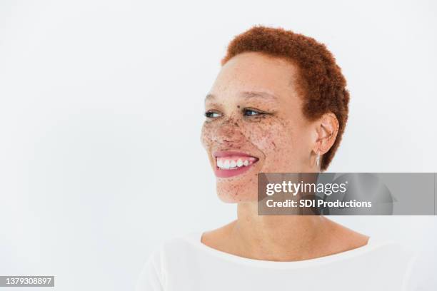 donna con un bel sorriso gira la testa per distogliere lo sguardo - portraits studio smile foto e immagini stock