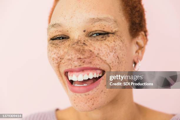 foto de cerca de una mujer riendo con una gran sonrisa - sonrisa con dientes fotografías e imágenes de stock