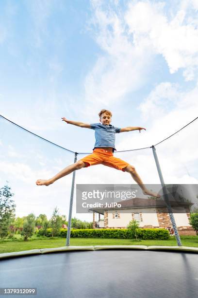saut de trampoline - trampoline photos et images de collection