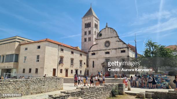 historical part of zadar with cathedral of st. donatus - kroatien zadar stock pictures, royalty-free photos & images