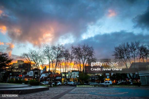 atardecer y cielo con nubes. mar del plata, buenos aires, argentina. - buenos aires sunset stock pictures, royalty-free photos & images