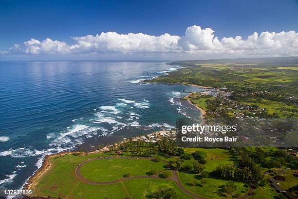 aerial of waialua bay and haleiwa, oahu - haleiwa fotografías e imágenes de stock