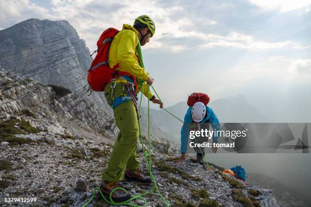 bergsteigergruppe auf dem weg nach oben - bergsteiger gruppe stock-fotos und bilder