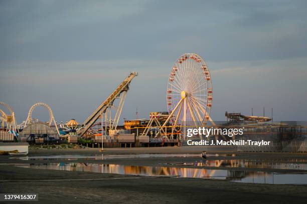 pier reflection - condado de cape may imagens e fotografias de stock