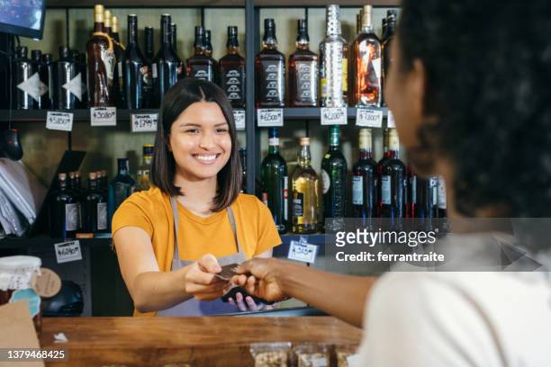 contactless payment at convenience store - convenience store counter stockfoto's en -beelden
