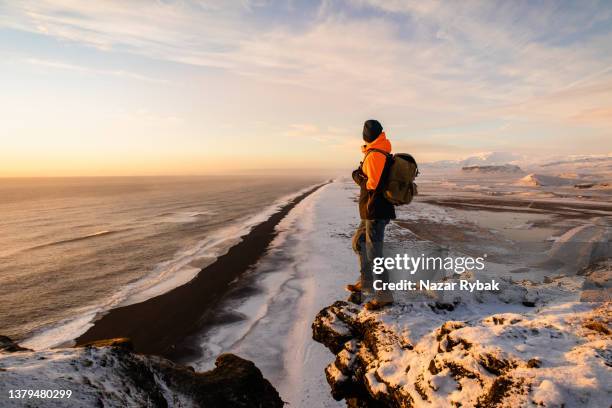 the tourist watching on the icelandic landscape at the sunset - wilderness area stockfoto's en -beelden
