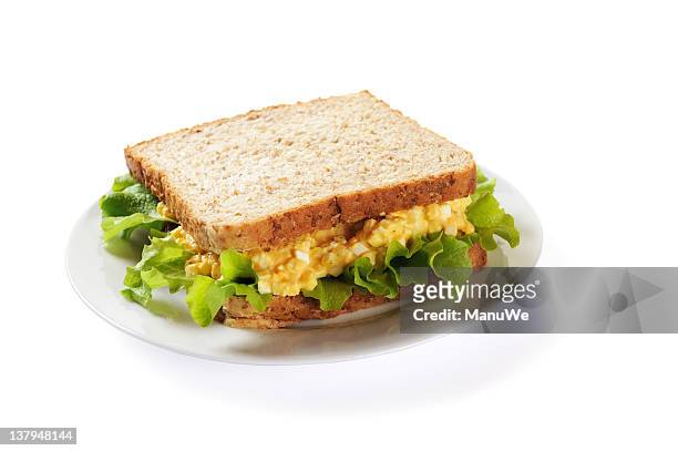 sandwich oeuf mayonnaise - feuille de salade fond blanc photos et images de collection