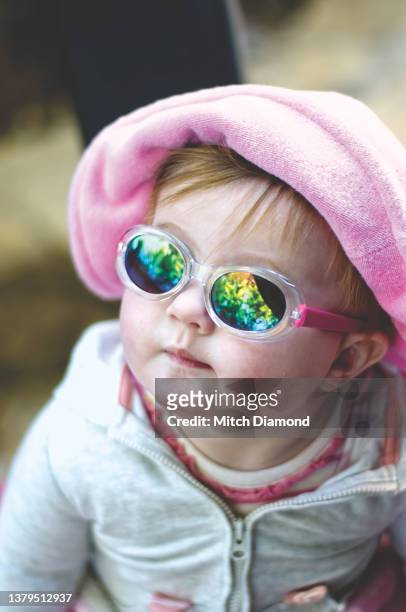baby girl wearing sunglasses - baby in sunglass stock-fotos und bilder