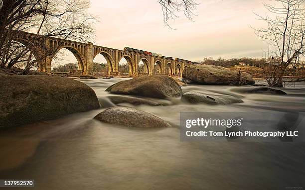train over james river - railway bridge stock-fotos und bilder