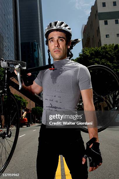 man cycling through the city - giordani walter stockfoto's en -beelden