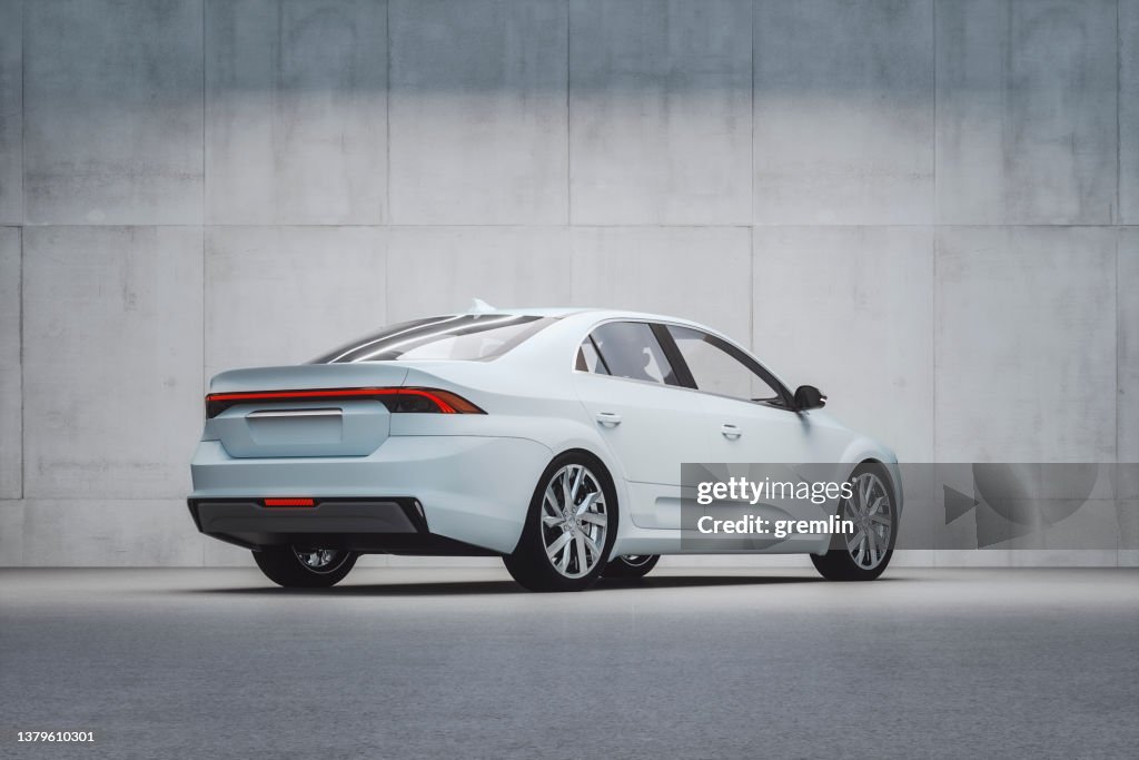 Carro moderno genérico em frente à parede de concreto
