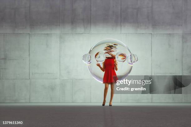 persona atrapada en burbuja de vidrio - people inside bubbles fotografías e imágenes de stock