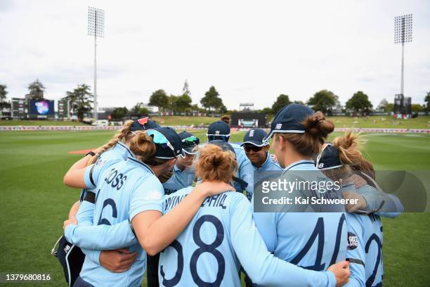 England huddle prior to the 2022 ICC Women's Cricket World Cup match between Australia and England at Seddon Park on March 05, 2022 in Hamilton, New...