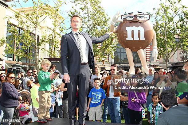 Ms Neil 48 photos et images haute résolution de Neil Patrick Harris Unveils The ...