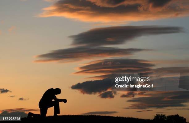 silhouette di preghiera sera - pregare foto e immagini stock