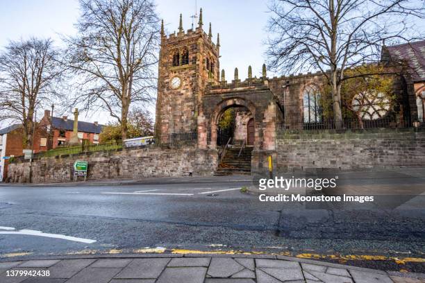 st. edward the confessor's church in der church street in leek in staffordshire, england - angelsächsisch stock-fotos und bilder