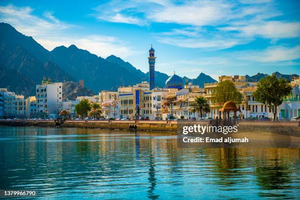 famous mutrah corniche, muscat, oman - grande mascate imagens e fotografias de stock