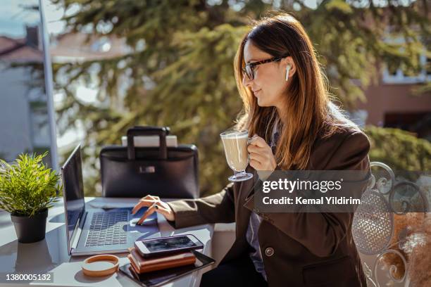 hermosa mujer de negocios con videoconferencia en la cafetería - director financiero fotografías e imágenes de stock