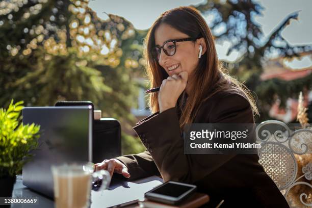 hermosa mujer de negocios con videoconferencia en la cafetería - director financiero fotografías e imágenes de stock