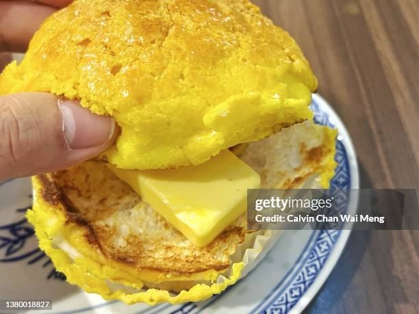 hong kong pineapple bread and egg tarts - egg tart stockfoto's en -beelden