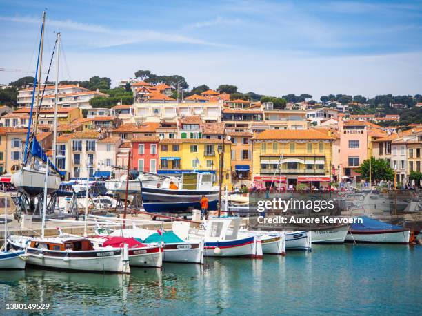 cassis harbor, südfrankreich - cassis stock-fotos und bilder