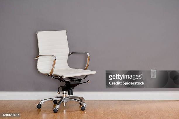 moderne büro stuhl - bürostuhl stock-fotos und bilder