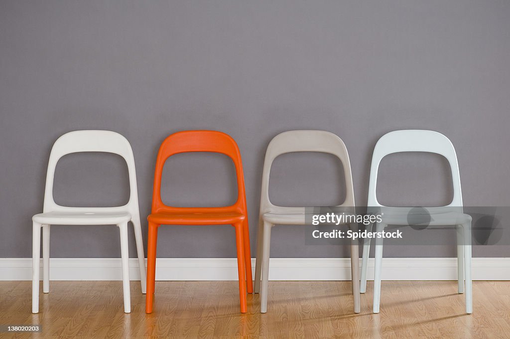 Vier moderne Kunststoff-Stühle