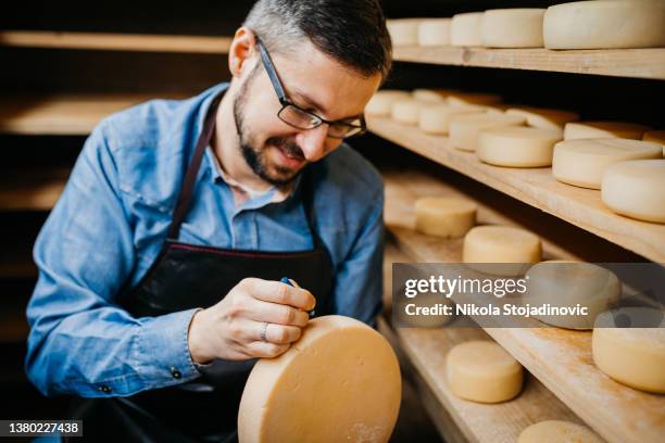 the cheese maker marks the cheese - deli 個照片及圖片檔