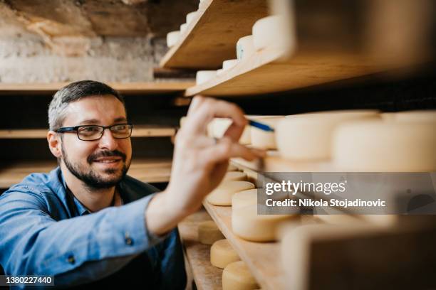 der käser markiert den käse - french cheese shop stock-fotos und bilder