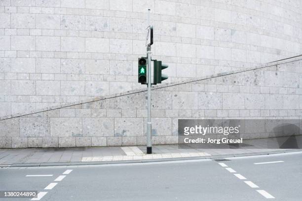 traffic light at a pedestrian crossing - grüne ampel stock-fotos und bilder