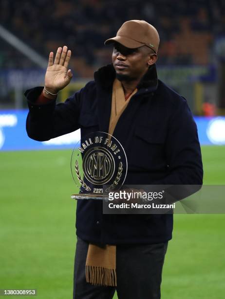 Samuel Eto'o holds the FC Internazionale Hall of Fame prize prior to the the Serie A match between FC Internazionale and US Salernitana at Stadio...