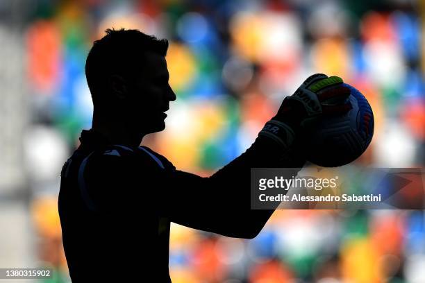 Daniele Padelli of Udinese Calcio warms up before the Serie A match between Udinese Calcio v UC Sampdoria at Dacia Arena on March 05, 2022 in Udine,...