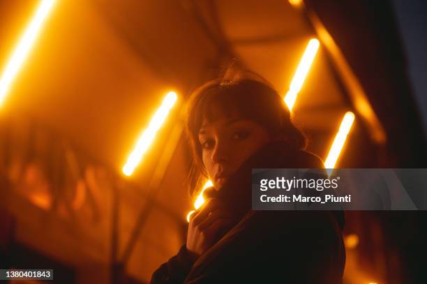 cinematic portrait of young woman in the city - no 2012 chilean film stockfoto's en -beelden
