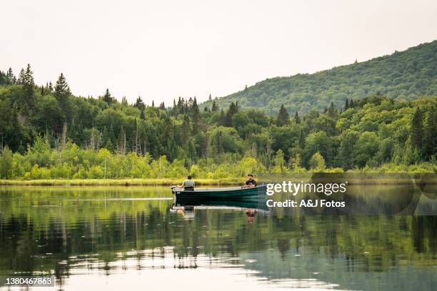 zwei männer beim fischen auf einem see in quebec. - canada landscape room for type stock-fotos und bilder