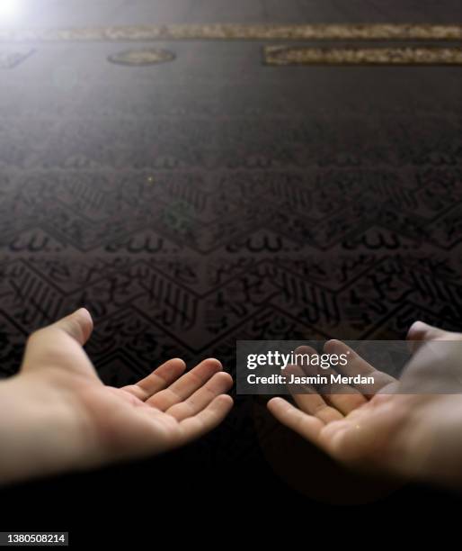 praying in front of kaaba in mecca - hajj stock pictures, royalty-free photos & images