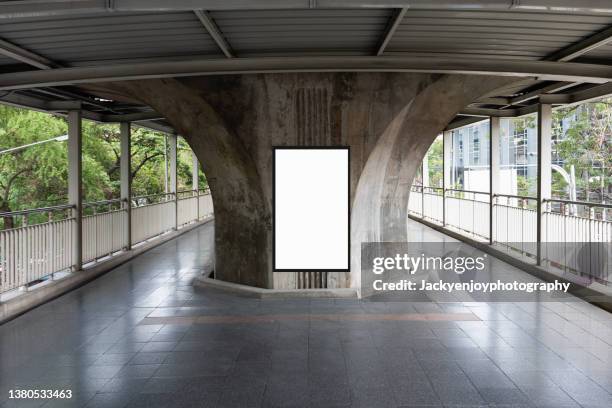 blank billboard on sky train station - metro screen door stockfoto's en -beelden