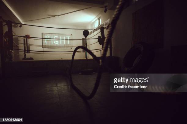 kampfseile in leerer turnhalle - mixed martial arts stock-fotos und bilder