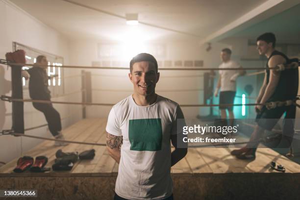 trainer mit seinen kämpfern - mixed martial arts stock-fotos und bilder