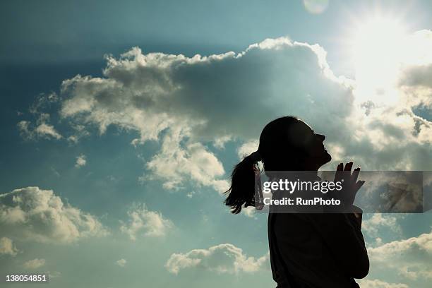 young woman smiling - rezar imagens e fotografias de stock