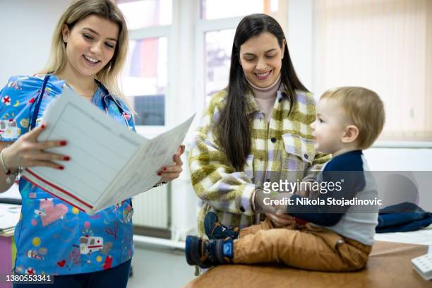 muchacho alegre niño disfruta visita pediatra - cute nurses fotografías e imágenes de stock