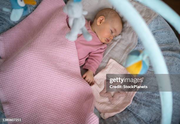 baby liegt in der krippe - babybett stock-fotos und bilder