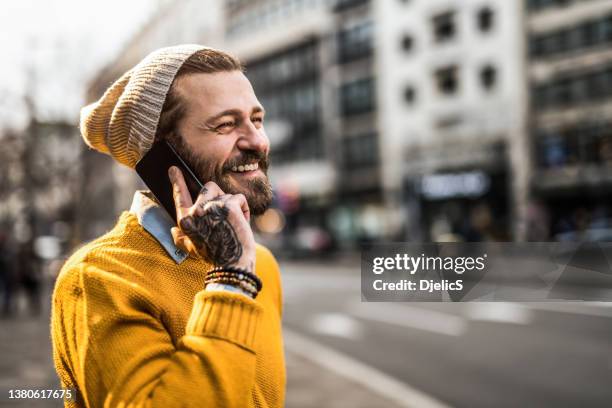 glücklicher junger mann, der auf der straße der stadt telefoniert. - man talking at the phone outdoor stock-fotos und bilder