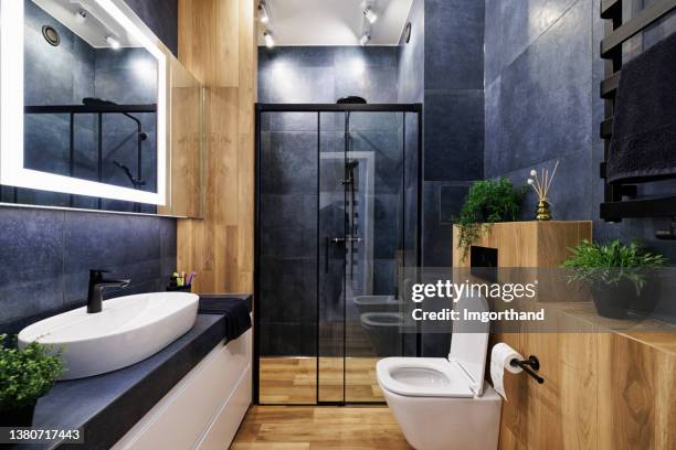 baño de lujo moderno azul oscuro. - navy fotografías e imágenes de stock