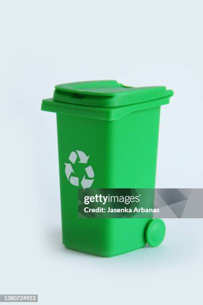 green trash bin - lata de lixo imagens e fotografias de stock