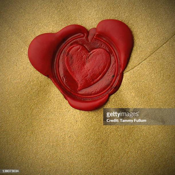 rotes wachs-siegel liebesbrief mit herz - love letter stock-fotos und bilder