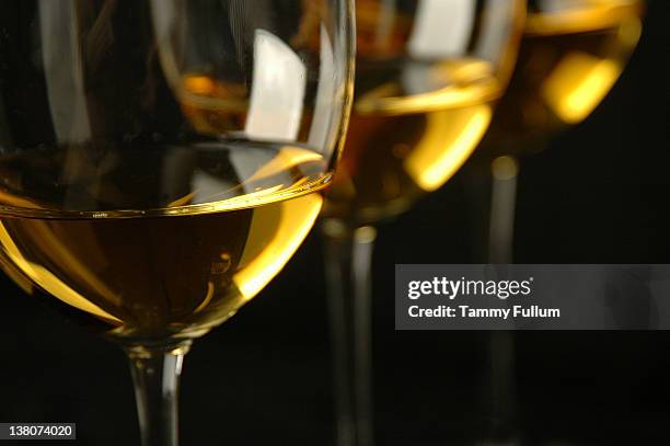 white wine in glasses - white wine stockfoto's en -beelden