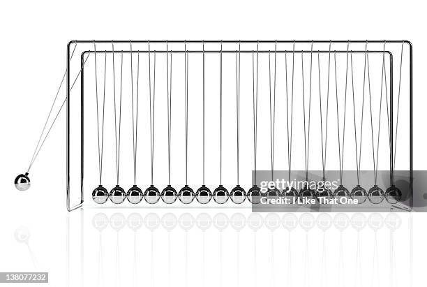 stretched newton's cradle - movimiento perpetuo fotografías e imágenes de stock